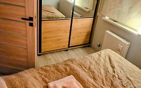 WYPOSAŻONY APARTAMENT, 10 KM szlakiem na Śnieżkę, otoczony górami i spokojem